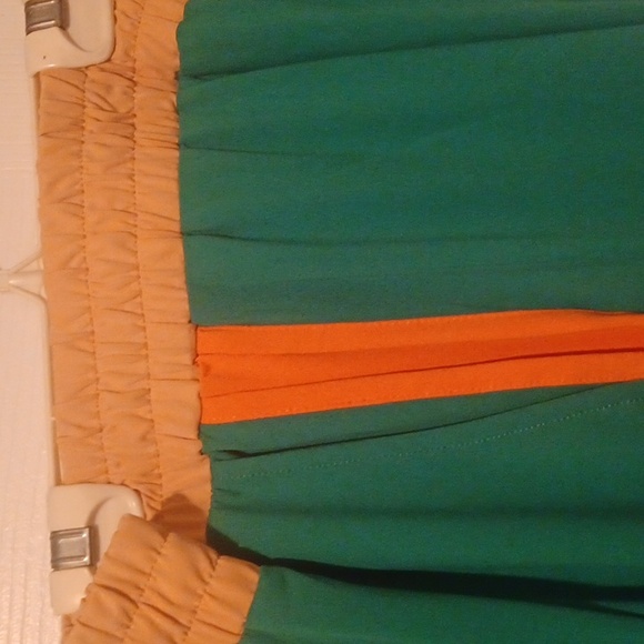 WOMEN'S 2 PIECE SET ORANGE, GREEN,  TAUPE COLORS NEW, SIZE SMALL - Picture 2 of 3